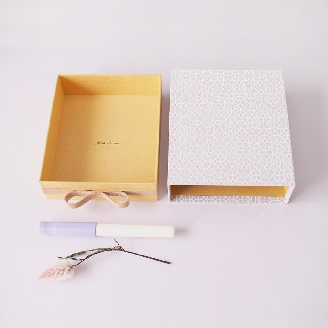 Lettering Allowed) geometric pattern leather ribbon slide box - 包装材料 - 纸 粉红色