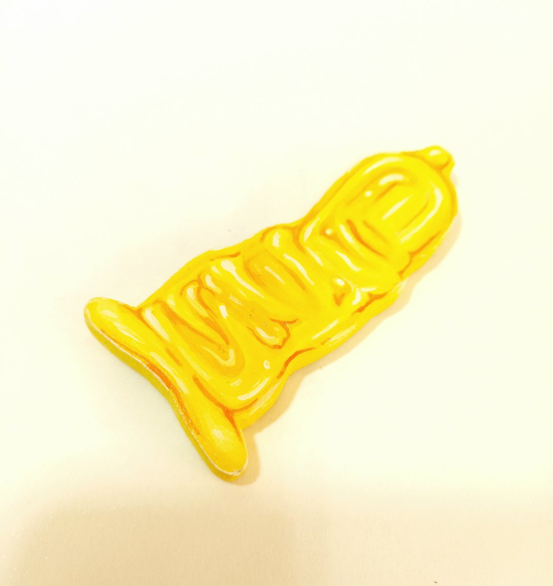 Wooden magnet Yellow condom design - 墙贴/壁贴 - 木头 黄色