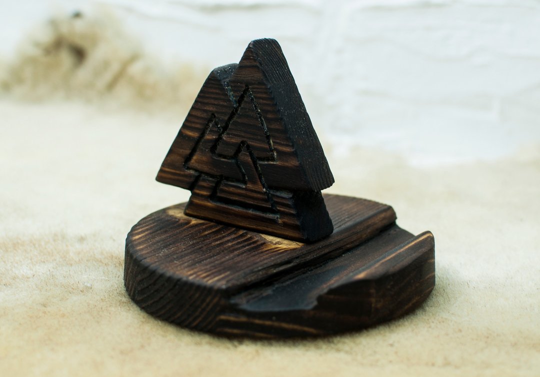 Phone holder Valknut sign of god Odin scandinavian norse viking decor - 手机座/防尘塞 - 木头 咖啡色