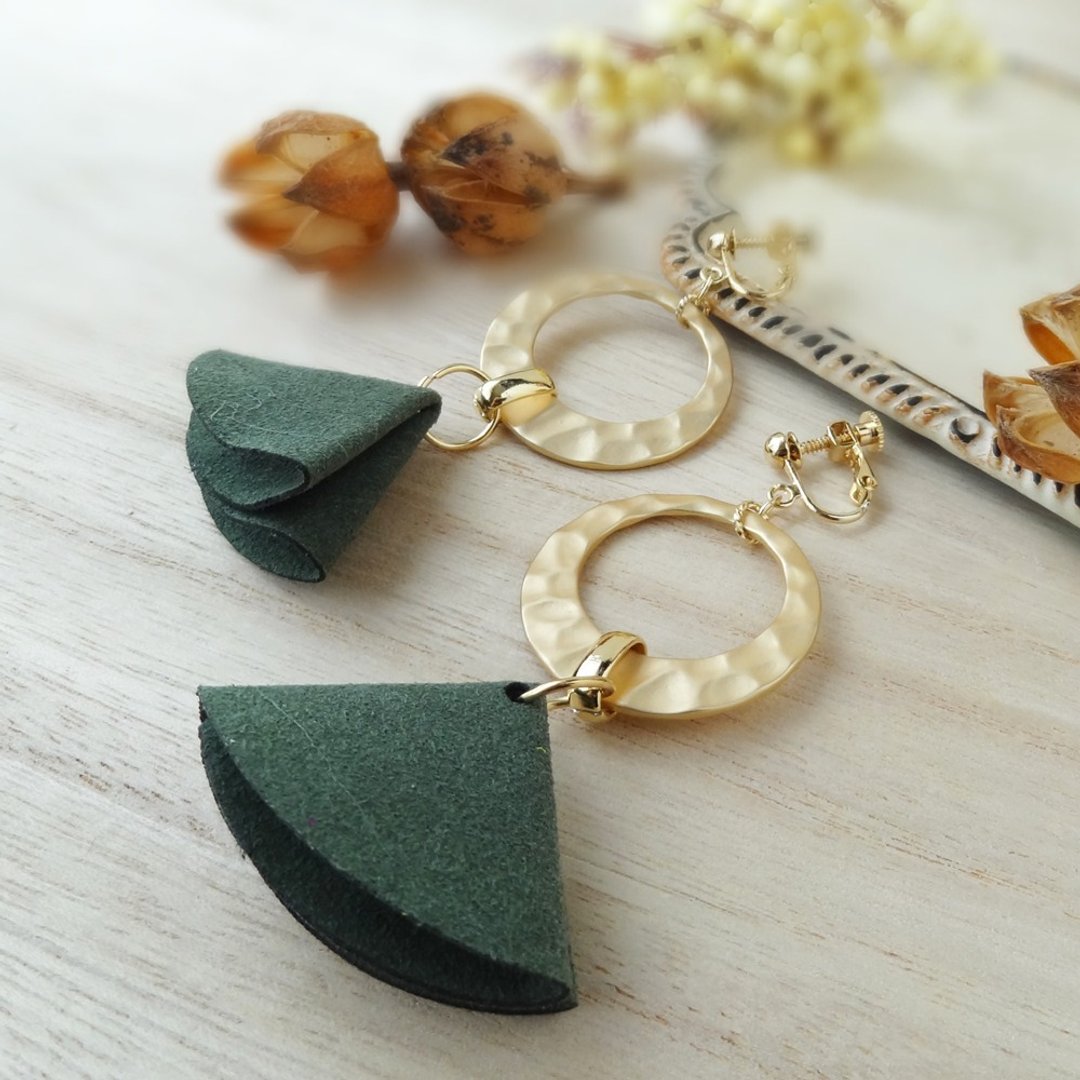 Suede tassel and gold ring 【moss-green】 Earrings - 耳环/耳夹 - 铜/黄铜 绿色
