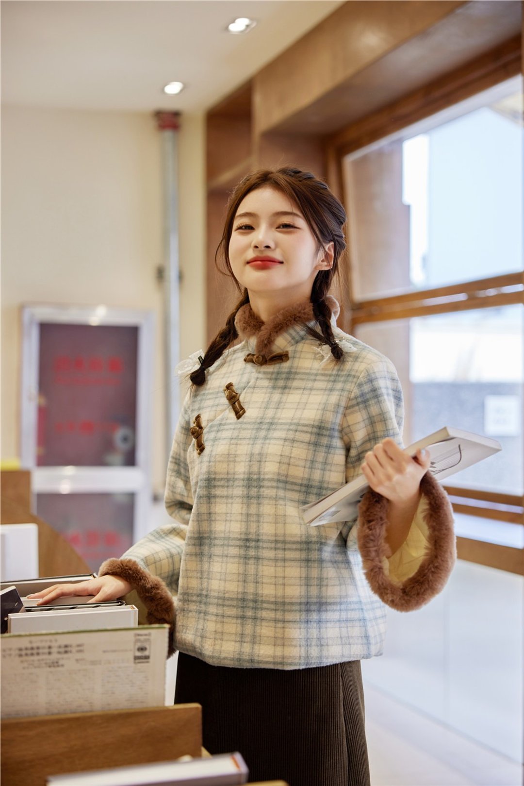藍白格紋 中式秋冬加絨毛領上衣少女外套 春節過年戰袍 - 女装休闲/机能外套 - 羊毛 白色