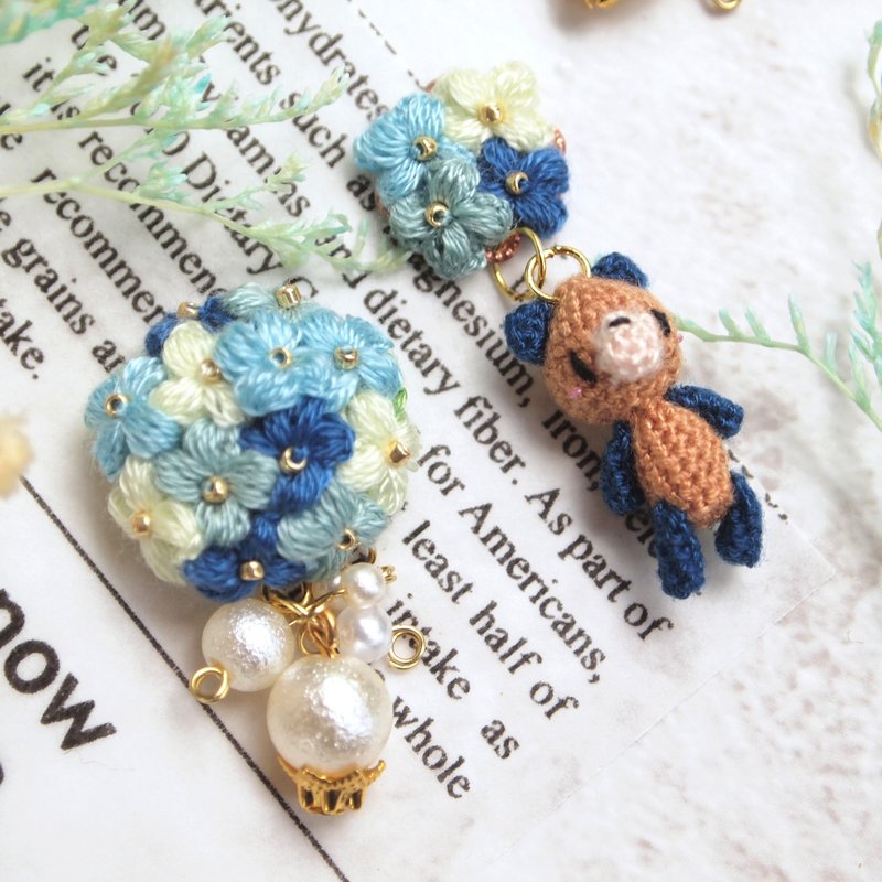 [Piercing / Clip-On] Going out with a hydrangea bear - 耳环/耳夹 - 绣线 蓝色