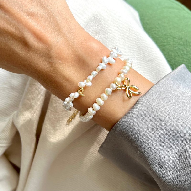 手链 珍珠细语缎带 • 蝴蝶结金坠饰 • 手工珍珠手链 - 手链/手环 - 24k 金 多色