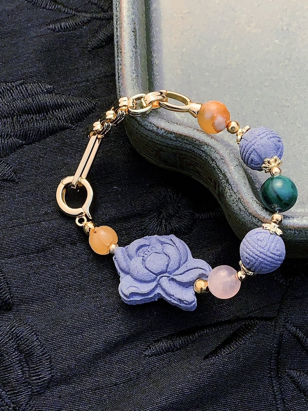 东方芯韵 | 青金石-宝石能量合香珠 |静谧香方|荷花手串 稳定情绪 - 手链/手环 - 植物．花 