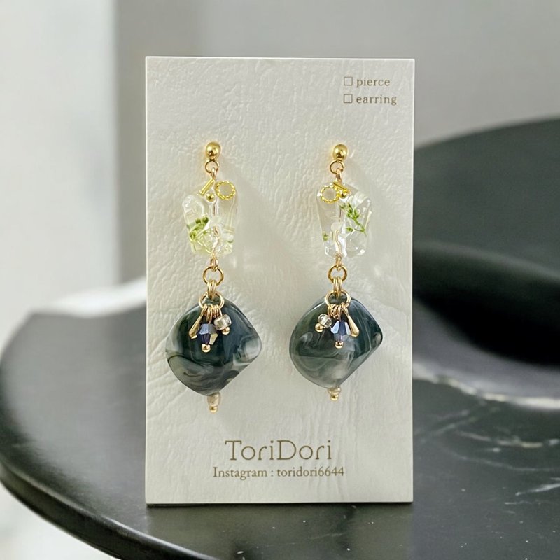 Euphorbia 植物图纹珠饰与大理石纹珠饰耳饰 深灰色 - 耳环/耳夹 - 树脂 黑色