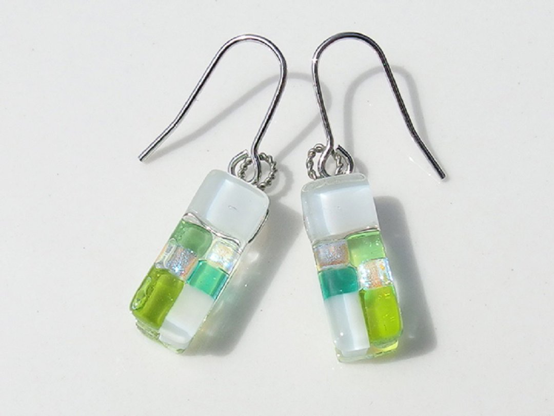 Snow glass (Yuki [Deep snow]) Earrings / Clip-On [Choice of metal fittings] [Made to order] - 耳环/耳夹 - 玻璃 白色