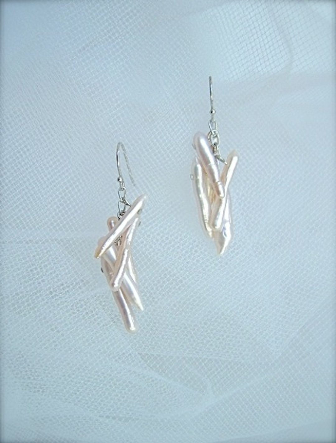 Stick pearl earrings - 耳环/耳夹 - 宝石 粉红色