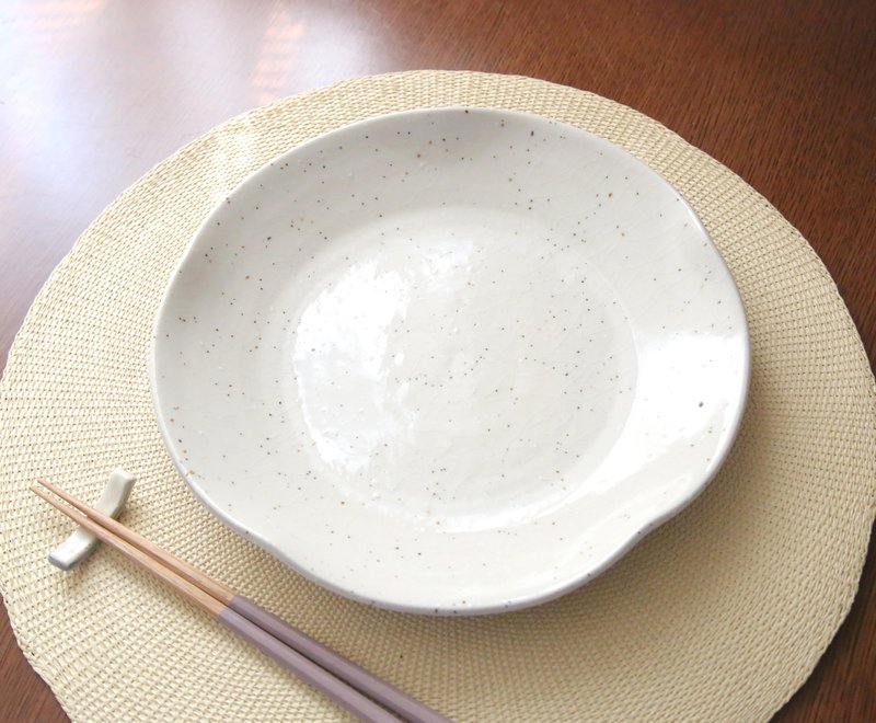 日本职人手作 白御影土五瓣花型轮花盘 8寸 24cm - 盘子/餐盘/盘架 - 陶 白色