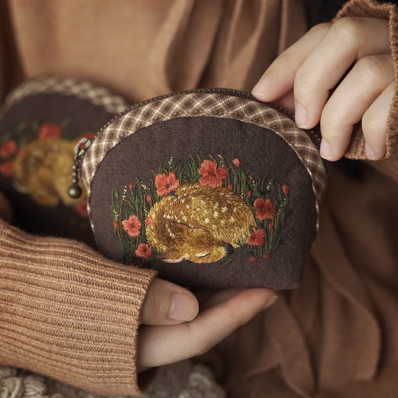 【限量作品】手工刺绣 \ 零钱包 \ 罂粟花和鹿 - 零钱包 - 棉．麻 咖啡色