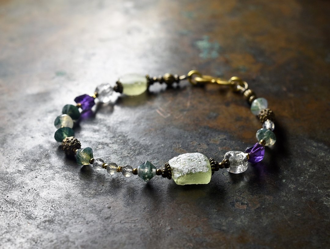 Silvered Roman glass and square antique beads, amethyst, labradorite, moss agate breath - 手链/手环 - 玻璃 绿色