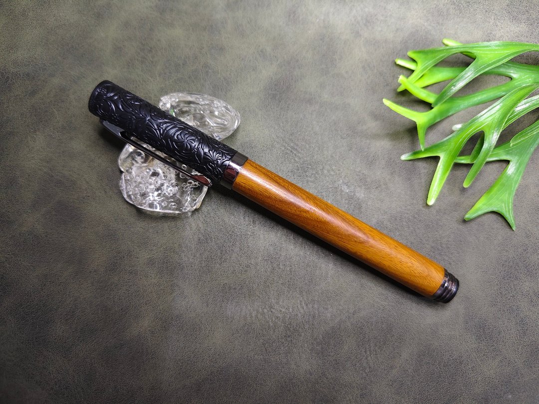 绿檀木 原木 手工笔 钢珠笔 ( 浮雕花款) - 钢笔 - 木头 