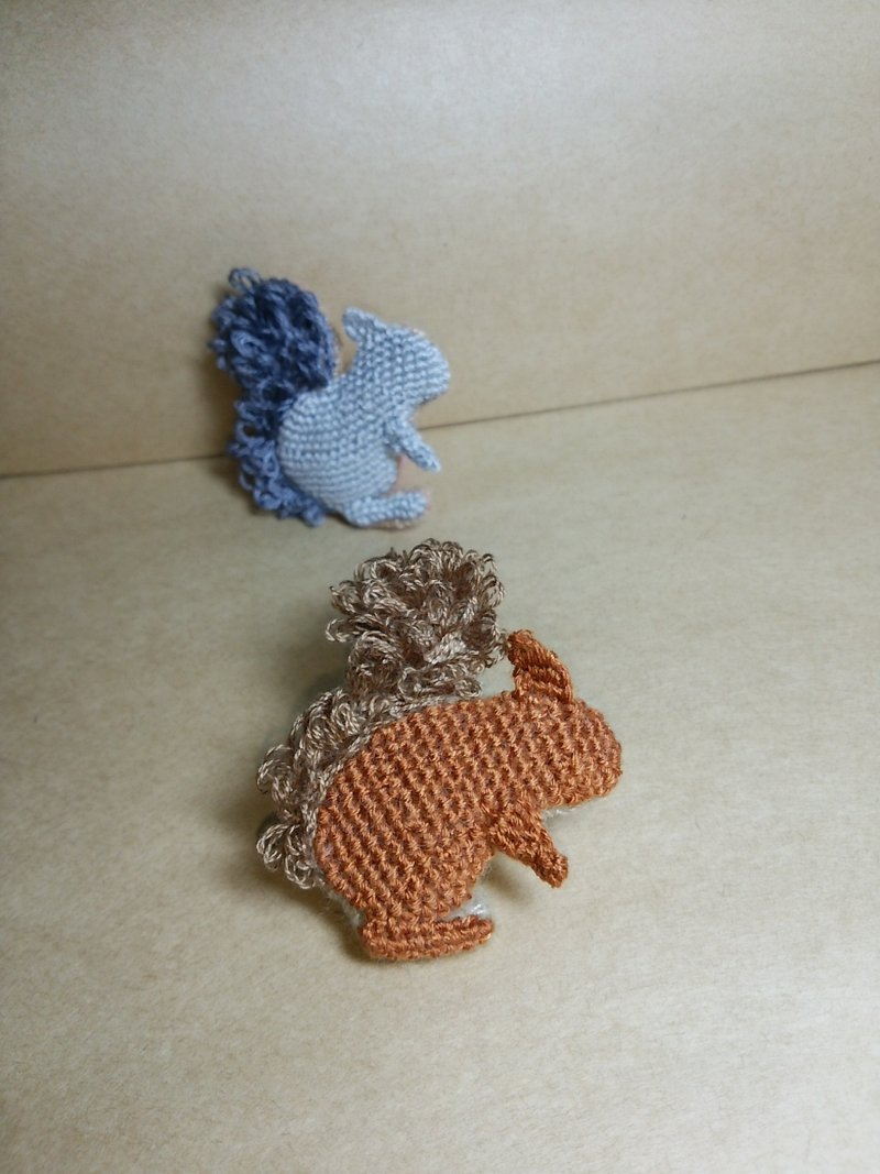 手刺绣松鼠胸针 - 胸针 - 绣线 咖啡色