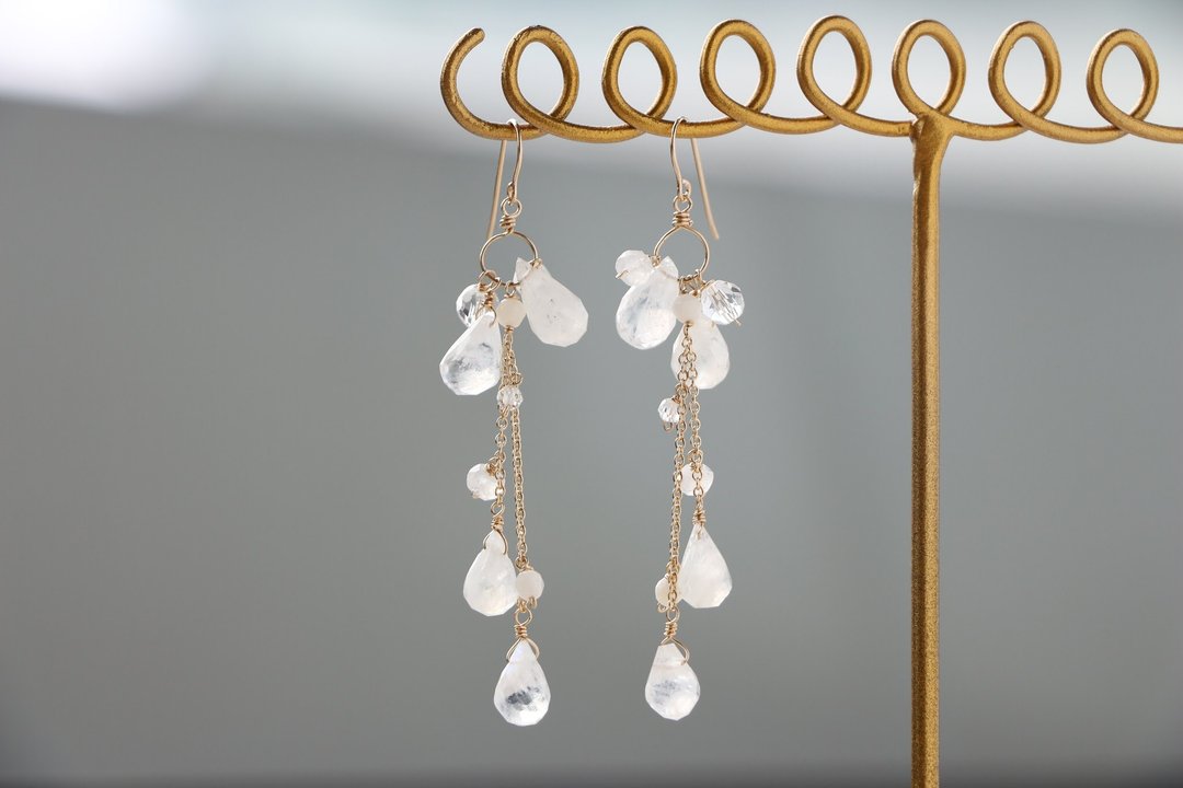 14 kgf-rainbow moon stone pierced earrings - 耳环/耳夹 - 宝石 白色