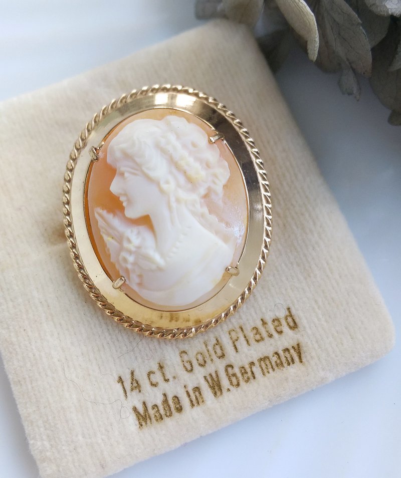 Vintage Jewelry 西洋古董饰品 西德手工贝雕 14K镀金 CAMEO 别针 - 徽章/别针 - 其他金属 金色
