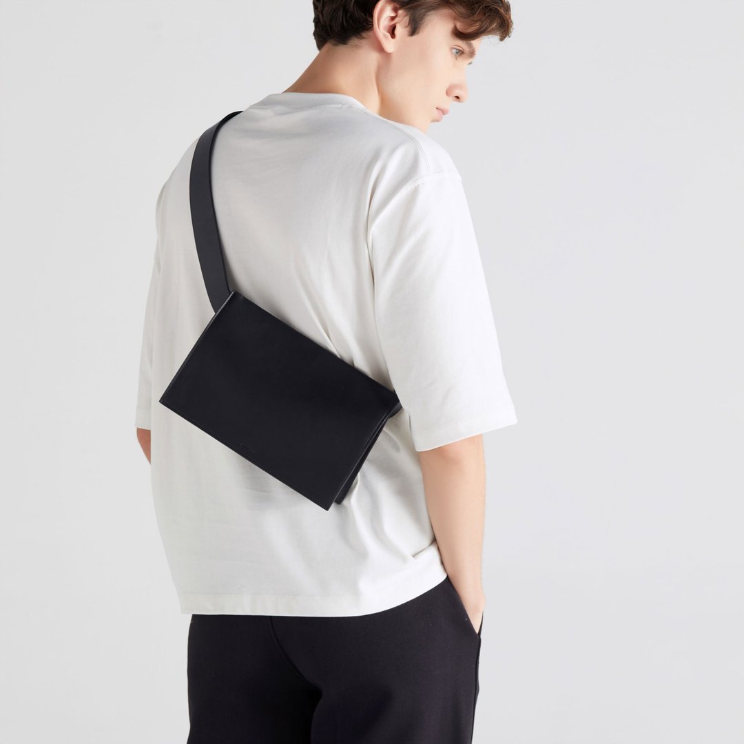 DA18 Sling Bag – 黑色 (极简皮革包) - 后背包/双肩包 - 真皮 黑色