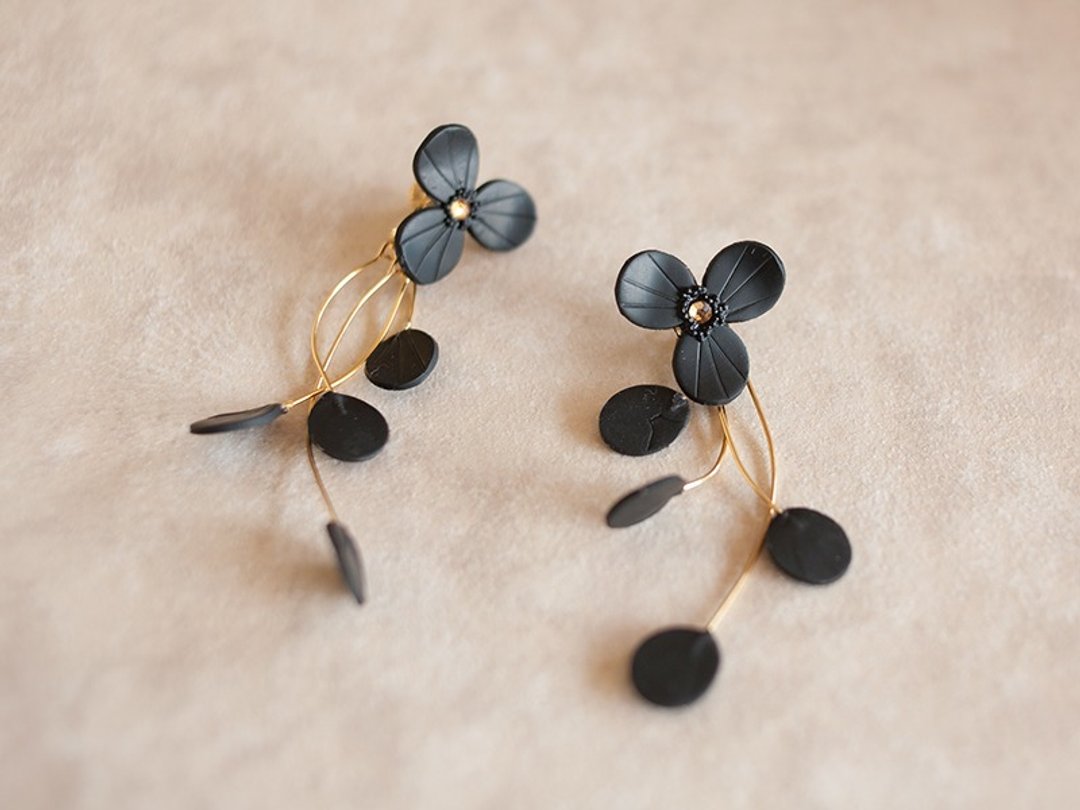 fluttering flower petals, earrings / Black - 耳环/耳夹 - 粘土 黑色
