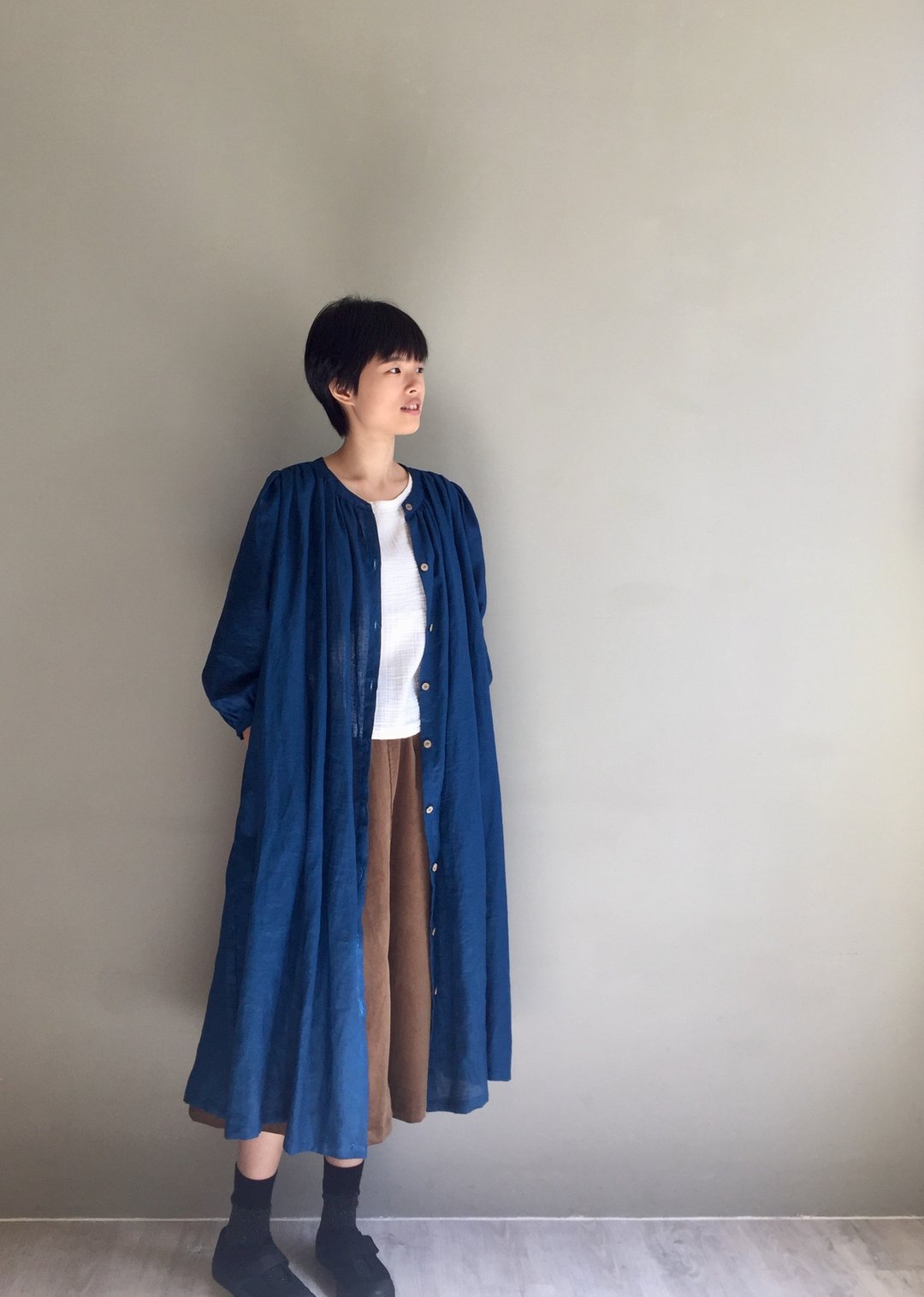 卢森堡公园/孔雀蓝亚麻/小立领澎澎袖长袖开扣洋装/可当外套 - 洋装/连衣裙 - 棉 蓝色
