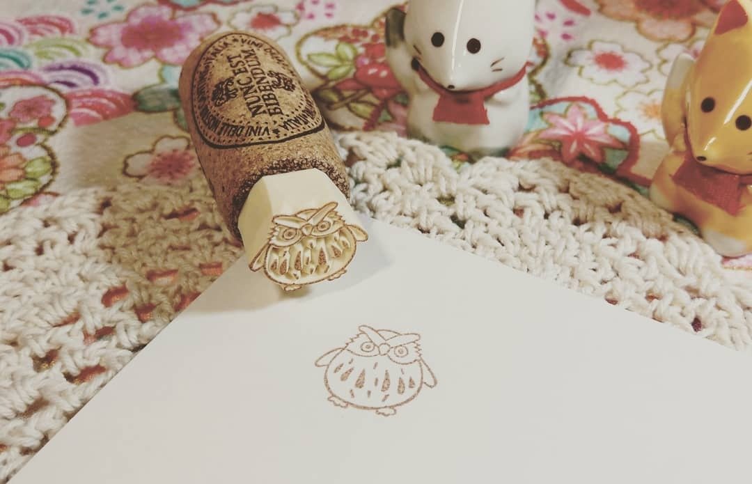 | 展示作品 |  小福神软木塞系列-金色娃娃-猫头鹰款 手刻印章 - 印章/印台 - 橡胶 咖啡色