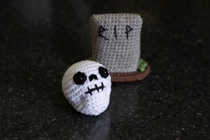 Headstone and skull, miniature monster toy, Halloween party, table decor, 针织玩具 - 玩偶/公仔 - 棉．麻 白色