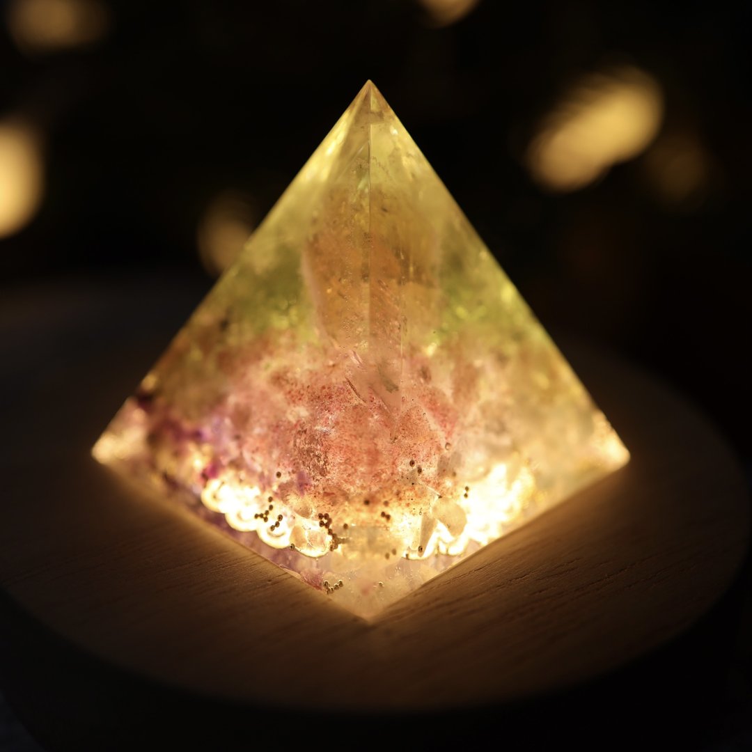 【母亲节礼物】五晶之塔奥刚金字塔小夜灯 Orgonite 黄水晶疗愈能量 - 灯具/灯饰 - 水晶 多色