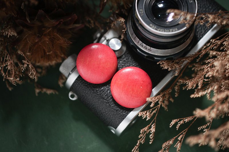 【老饰品/西洋老件】大红色木头质感圆形夹式老耳环  古着 - 耳环/耳夹 - 木头 红色