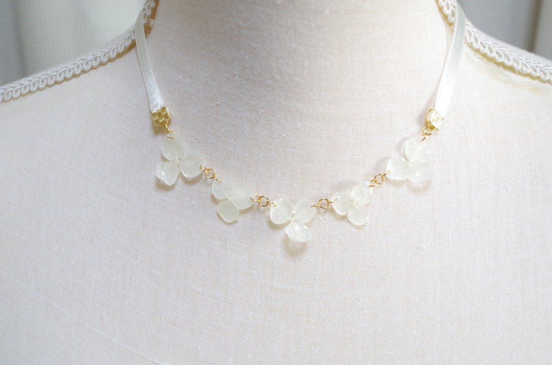 Hydrangea and satin ribbon necklace - 项链 - 棉 白色