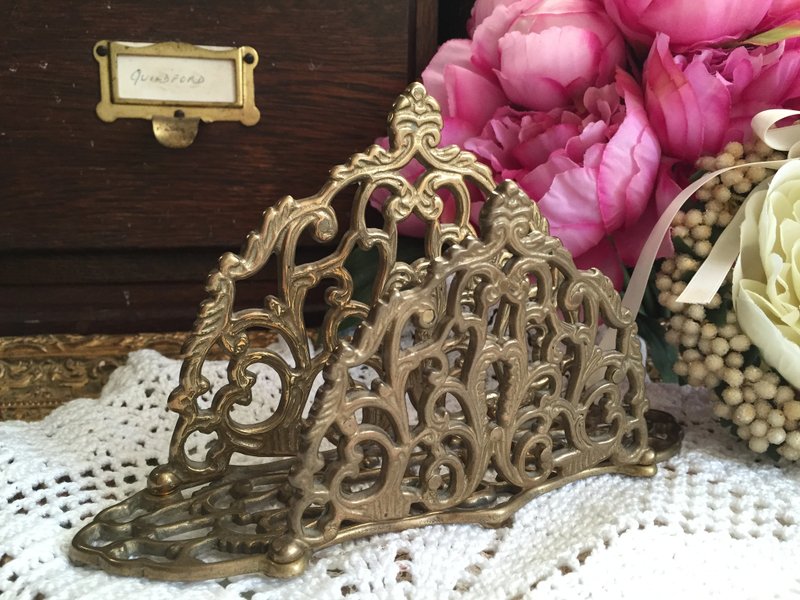 ♥安妮疯古物♥ 英式古铜篓空雕花 餐巾纸架 信架 功能收纳架 杂货～ 幸福餐桌的好伙伴 - 收纳用品 - 其他金属 金色