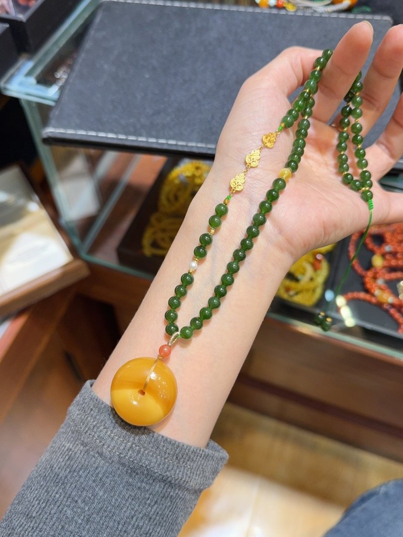 天然蜜蜡平安扣吊坠 坠重约8.6克 尺寸28x17毫米 总重约34.8克 - 吊饰 - 水晶 