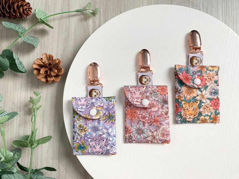 奢华花虎嘉年华 玫瑰金属平安符袋 - 平安符/符袋 - 棉．麻 