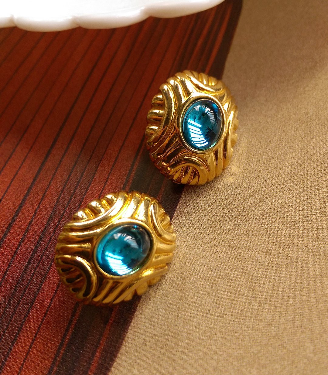 西洋古董饰品。MONET 蓝眼 夹式耳环 - 耳环/耳夹 - 其他金属 金色