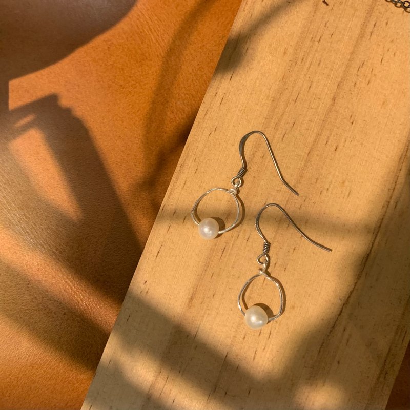 简约线圈珍珠耳环 _ 垂坠式 - 耳环/耳夹 - 纯银 白色
