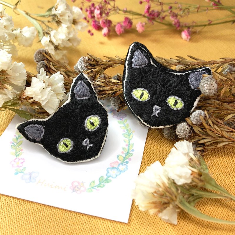 【神秘黑猫】纯手工刺绣 胸针 别针 纾压小物 - 徽章/别针 - 绣线 黑色