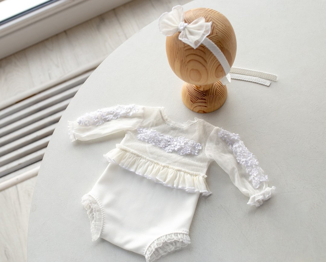 White newborn romper for girl with elegant lace trim and headband - 婴儿饰品 - 其他金属 