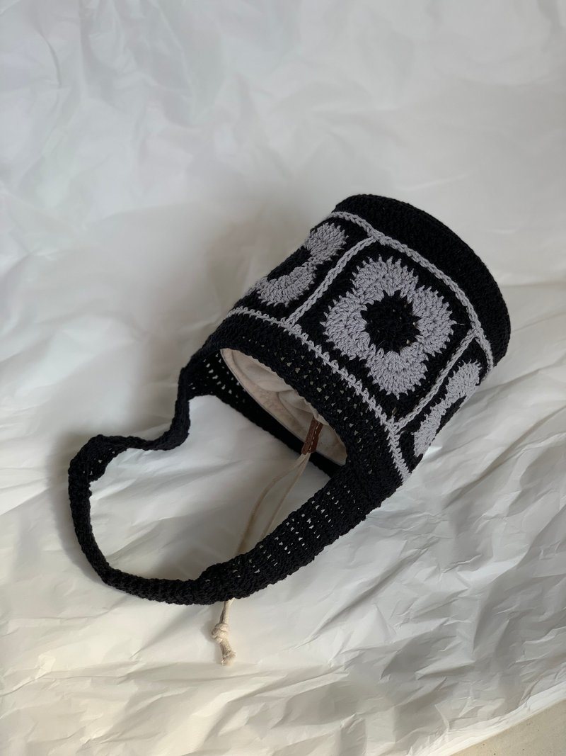 钩针编织 编织包 水桶包 小花花 四叶草 小水桶包 内附收纳口袋 - 束口袋双肩包 - 棉．麻 黑色