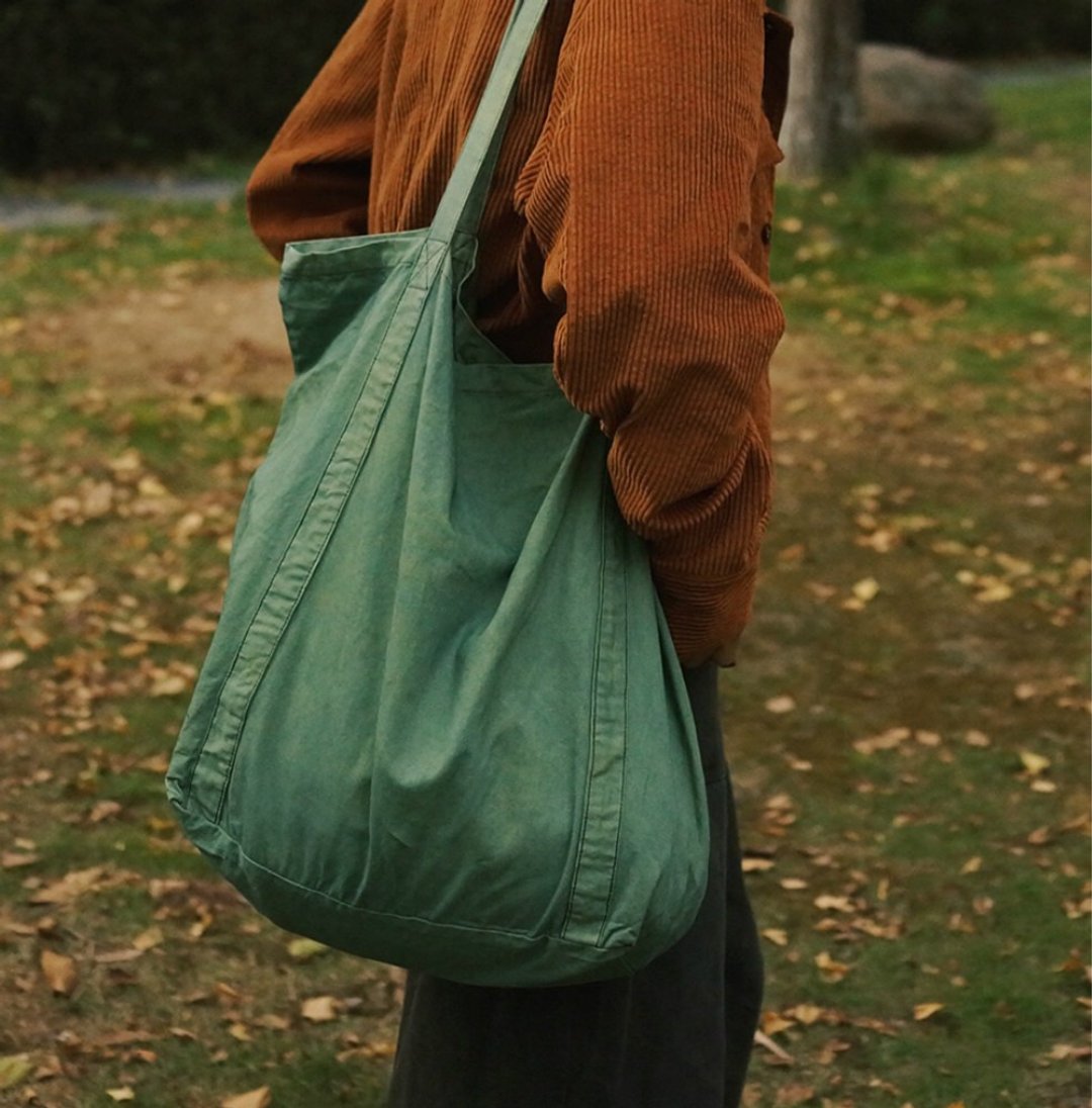 黃栀套藍染 環保草木染托特大容量肩背包 薄棉布植物染  Tote Bag - 侧背包/斜挎包 - 棉 绿色