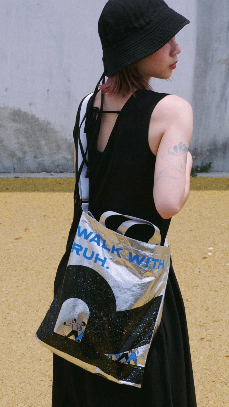 优惠出清 斜背包 路人咖啡八周年特典 Walk With Ruh 肩背包 侧背 - 侧背包/斜挎包 - 其他材质 银色