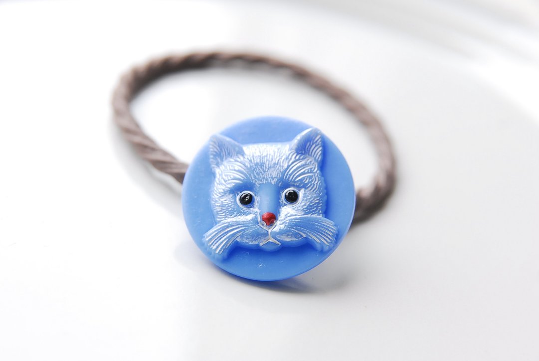 猫咪图案捷克玻璃钮扣发圈 蓝 x 棕色 - 发饰 - 玻璃 蓝色