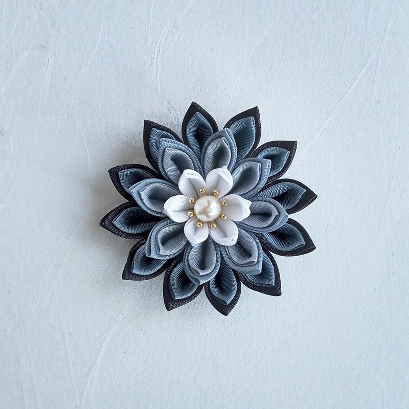 花卉胸针　灰色　tsumami-zaiku - 胸针 - 棉．麻 灰色