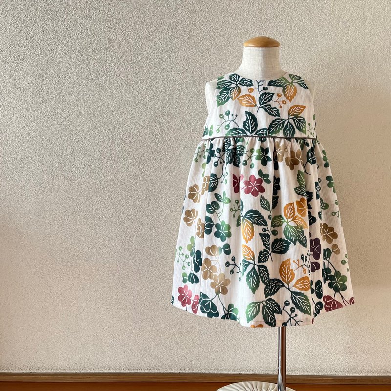 仅有100号尺寸。儿童浴衣布料 内敛A字裙连身裙 注染可爱花草・米色底秋季色彩 - 童装裙 - 棉．麻 绿色