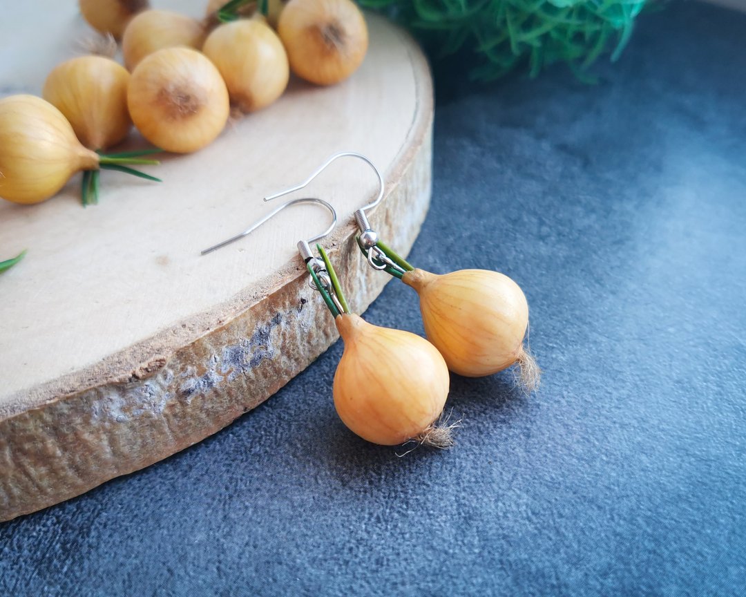 Onion Lover earrings is cottagecore weird, funny, funky, quirky, vegan earrings - 耳环/耳夹 - 粘土 金色
