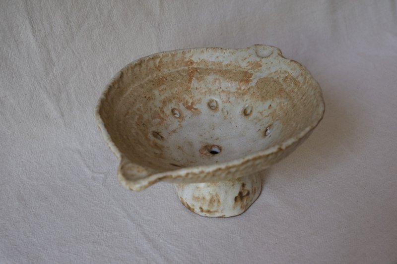 手捏高脚水果洞洞碗 - 碗 - 陶 