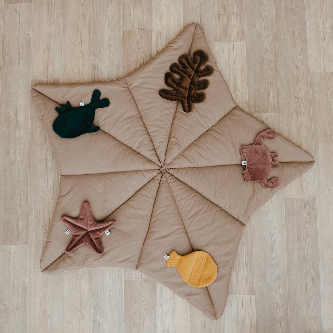 Baby imaginative play mat with velvet toys - beige padded playing mat - 爬行垫/游戏垫 - 棉．麻 咖啡色