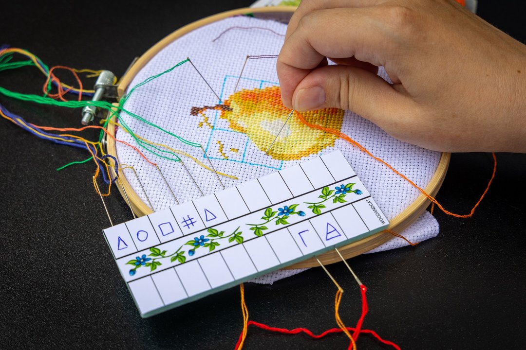 Needle minder for cross stitch kit embroidery floss organizer needle keeper cat - 其他 - 其他材质 