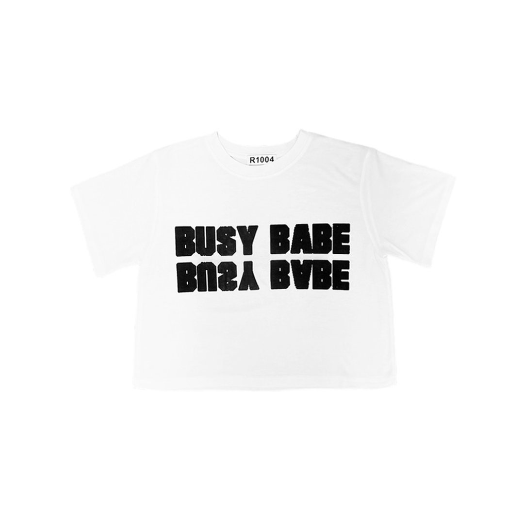 BUSY BABE 短版上衣 - 女装 T 恤 - 聚酯纤维 白色