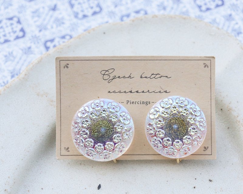 小花花环 / 捷克玻璃纽扣饰品 (耳夹) - 耳环/耳夹 - 玻璃 白色