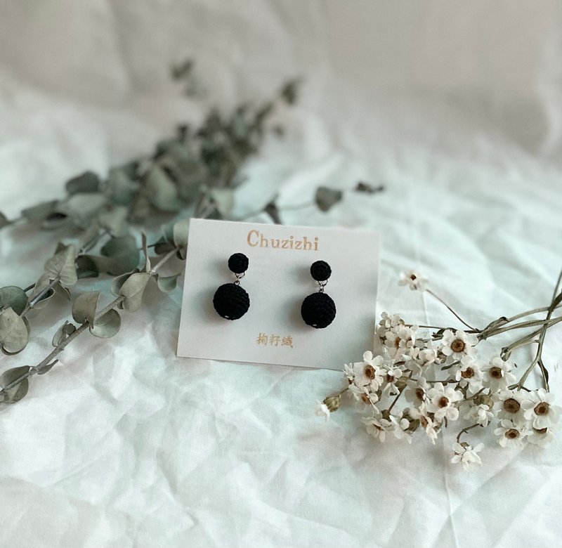 黑色系两种戴法_手作编织球耳环_316L 医疗钢针  钩织耳环 - 耳环/耳夹 - 棉．麻 黑色