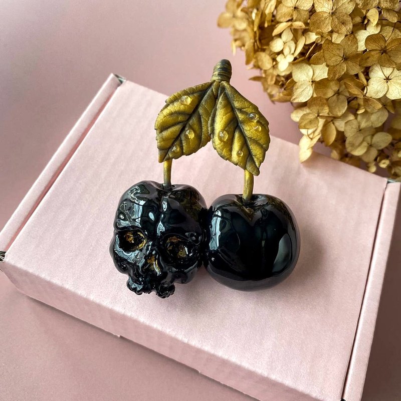 亮眼樱桃骷髅胸针，手工别针，莓果饰品，胸针别针 - 胸针 - 塑料 黑色