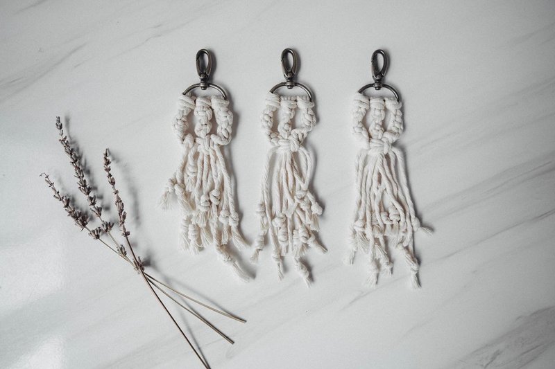 手工编织钥匙圈 _ 薰衣草款 _ Macrame keychain - 钥匙链/钥匙包 - 棉．麻 白色