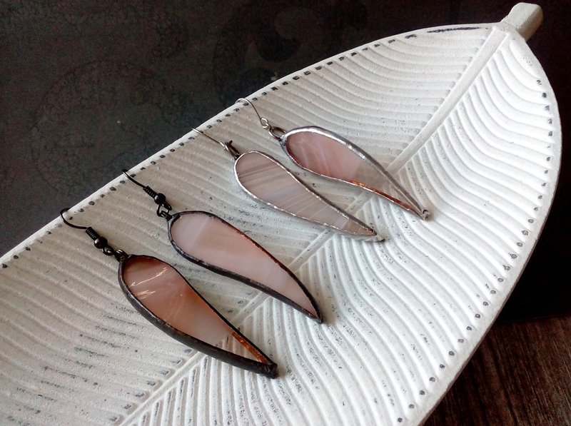 Salmon beige glass earrings. stained glass tiffany leaf pink wavy curve earrings - 耳环/耳夹 - 玻璃 粉红色