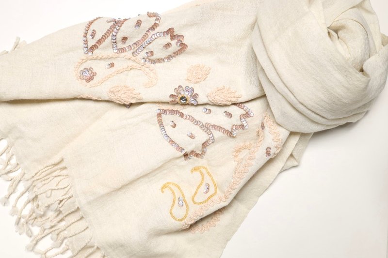【精品礼盒】钉珠喀什米尔水煮羊毛刺绣围巾披肩拼透纱纯米白粉色 - 围巾/披肩 - 羊毛 白色